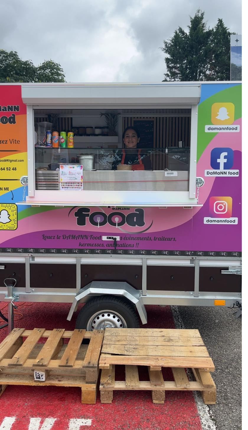 Food truck DaMaNN FoOd ouvert et prêt à servir lors d'un événement en Rhône-Alpes